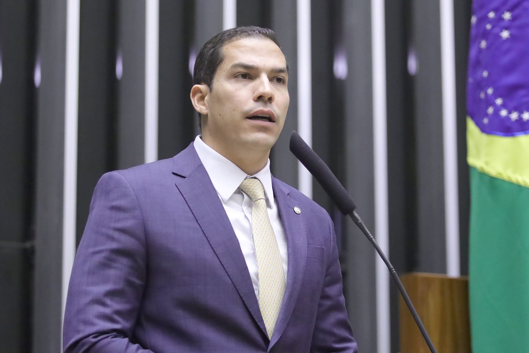 Projeto que estabelece “royalties” sobre geração solar e eólica divide posição de deputados na CME e rejeição é adiada. Na imagem: Gabriel Nunes, relator do PL 3864/2023, durante discussão e votação de propostas no Plenário da Câmara, em 14/8/2024 (Foto: Mario Agra/Câmara dos Deputados)