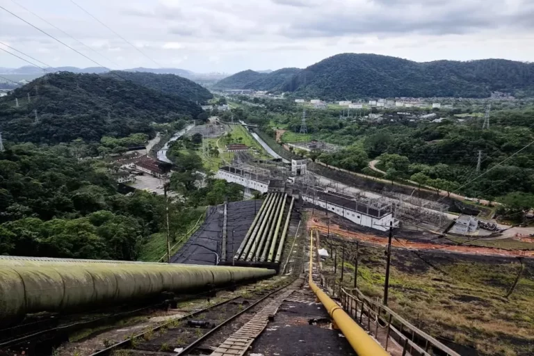 ANP desiste de acordo com Arsesp e Comgás e classifica gasoduto Subida da Serra como ativo de transporte. Na imagem: Gasoduto Subida da Serra, da Comgás. Rede de dutos para transporte de gás natural em área íngreme próxima a centro urbano paulista (Foto: Sima/SP)