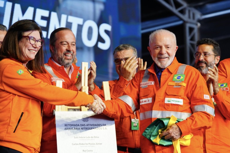 Após rejeição no Senado, Chambrariard exalta coprocessado, o diesel R da Petrobras, no Paraná: "parceria com o agro brasileiro". Na imagem: Magda Chambriard, Alexandre Silveira e Lula em cerimônia da retomada de operações da Fábrica de Fertilizantes Araucária Nitrogenados, em 15/8/2024 (Foto: Tauan Alencar/MME)