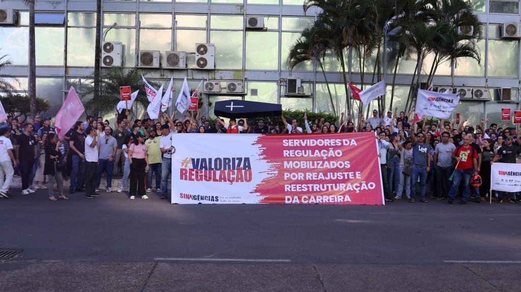 Servidores de agências reguladoras rejeitam proposta do governo e marcam paralisação para 31 de julho de 2024. Na imagem: Manifestação de servidores em frente ao MGI (Foto: Douglas Neris/Bancillon Comunicações)