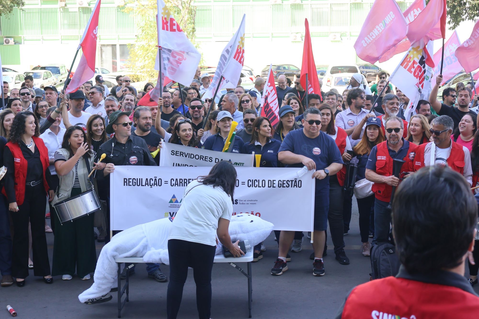 Servidores de agências reguladoras rejeitam segunda proposta de reajuste apresentada pelo governo federal. Na imagem: Servidores protestam em frente ao Ministério da Gestão e da Inovação (Foto: Douglas Neris/Sinagências)