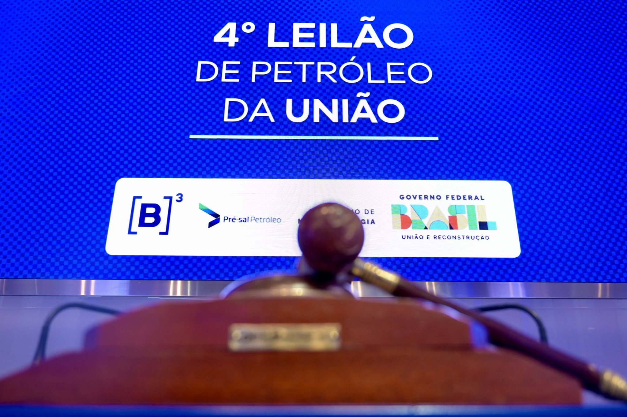 Petrobras e chinesas CNOOC e PetroChina levam lotes do 4º Leilão de Petróleo da União. Na imagem: Púlpito e martelo de madeira durante o 4º Leilão de Petróleo da União na B3 (Foto: Divulgação)