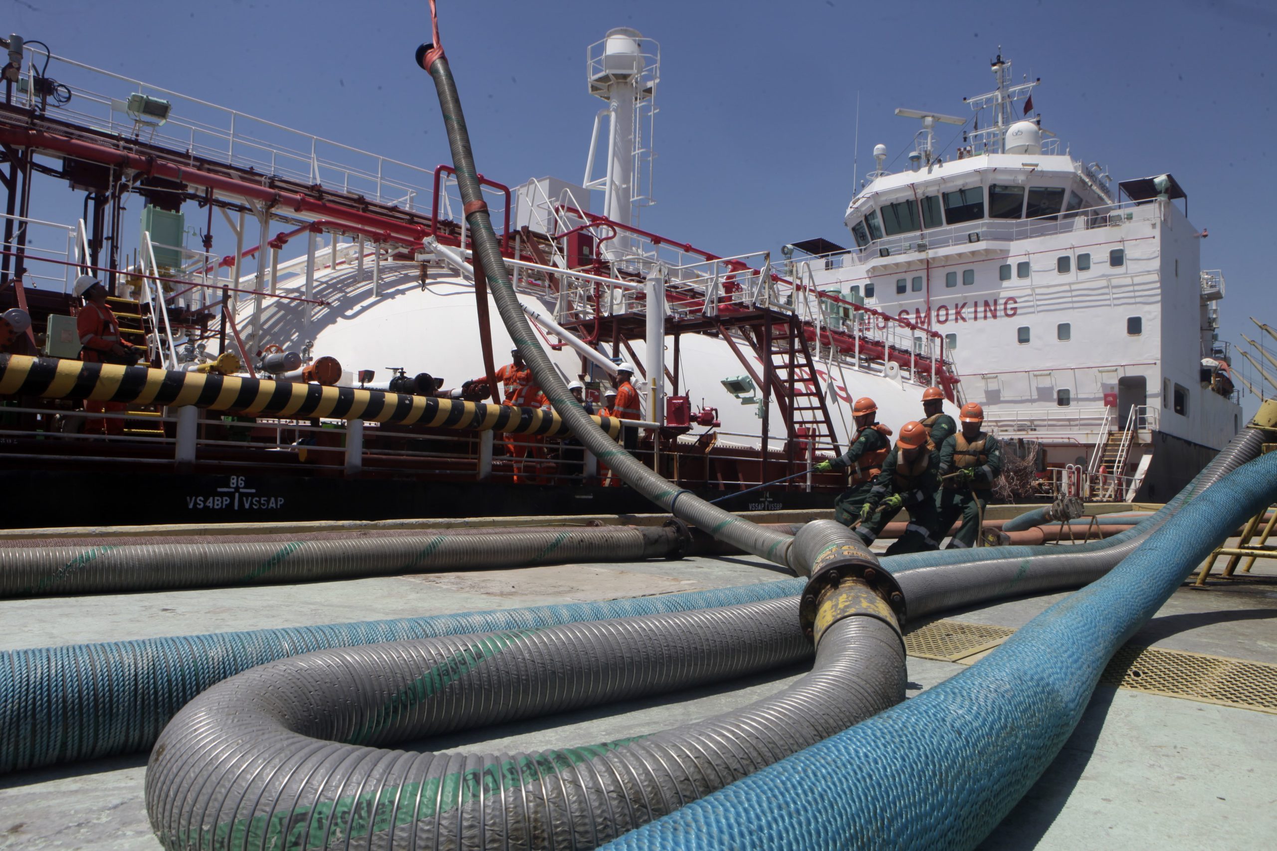 Mangueira conectada à navio da Transpetro durante abastecimento de bunker com conteúdo renovável em teste da Petrobras (Foto Agência Petrobras)