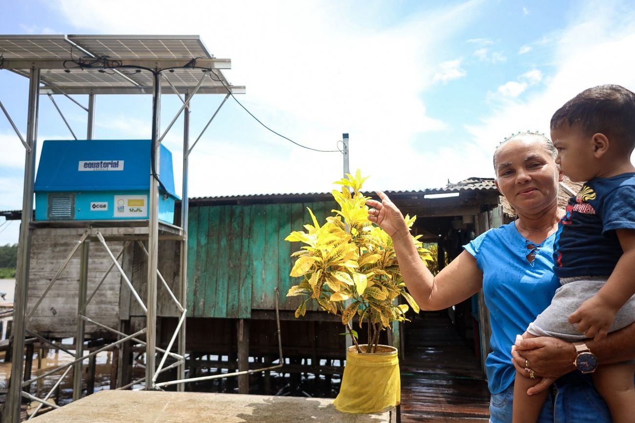 Investimentos no programa Luz para Todos bate recorde e chega a R$ 1 bilhão no primeiro semestre de 2024. Na imagem: Maria Lindalva Correia, moradora da Ilha de Marajó (PA) com acesso à energia solar financiada pelo programa Luz para Todos (Foto: Bruno Cecim/Agência Pará)