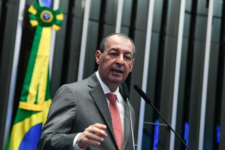 Senado aprova incentivos à indústria de semicondutores no Brasil. Na imagem: Omar Aziz fala à tribuna do Plenário do Senado durante sessão deliberativa para discussão e votação de propostas, em 21/8/2024 (Foto: Marcos Oliveira/Agência Senado)