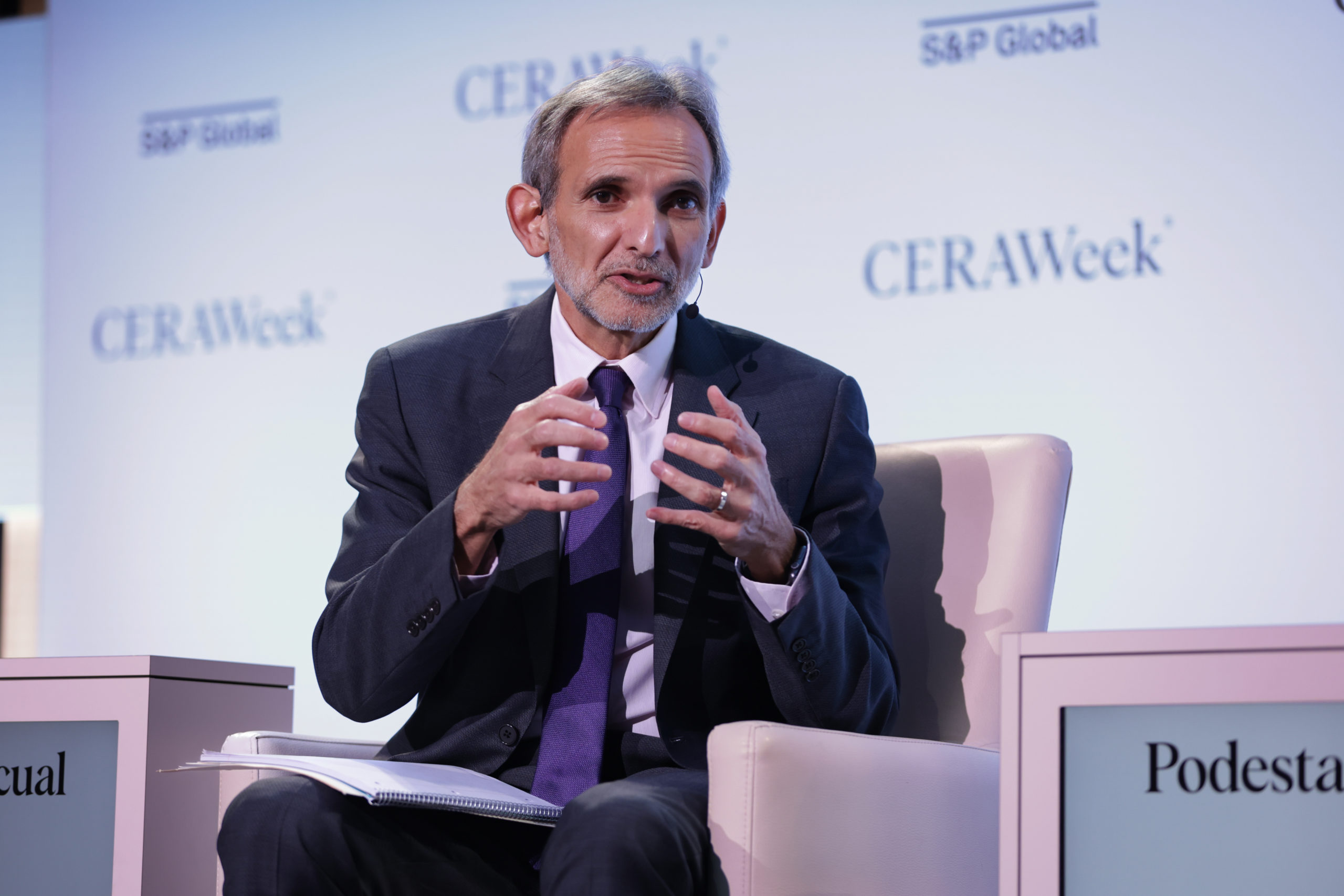 América Latina é uma das regiões com maior potencial de atrair investimentos exigentes em carbono. Na imagem: Vice-presidente sênior da S&P Global Commodity Insights, Carlos Pascual durante a CERAWeek, em 3/8/2024 (Foto: S&P Global)