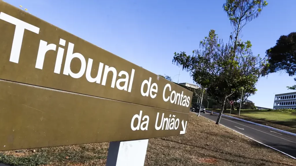 Frente Nacional dos Consumidores de Energia volta a cobrar rescisão de contratos do leilão emergencial com Âmbar Energia. Na imagem: Placa na sede do Tribunal de Contas da União – TCU (Foto: Divulgação)