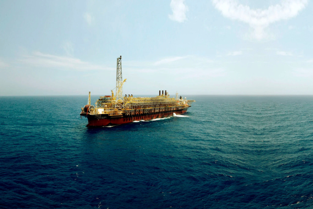 Revisão do PDE 2034 aponta queda antecipada na produção de petróleo após pico de 2030 e ampliação da oferta de gás natural. Na imagem: Plataforma FPSO Cidade de Angra dos Reis da Petrobras, na Bacia de Santos (Foto: André Motta de Souza/Agência Petrobras)