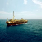 Revisão do PDE 2034 aponta queda antecipada na produção de petróleo após pico de 2030 e ampliação da oferta de gás natural. Na imagem: Plataforma FPSO Cidade de Angra dos Reis da Petrobras, na Bacia de Santos (Foto: André Motta de Souza/Agência Petrobras)