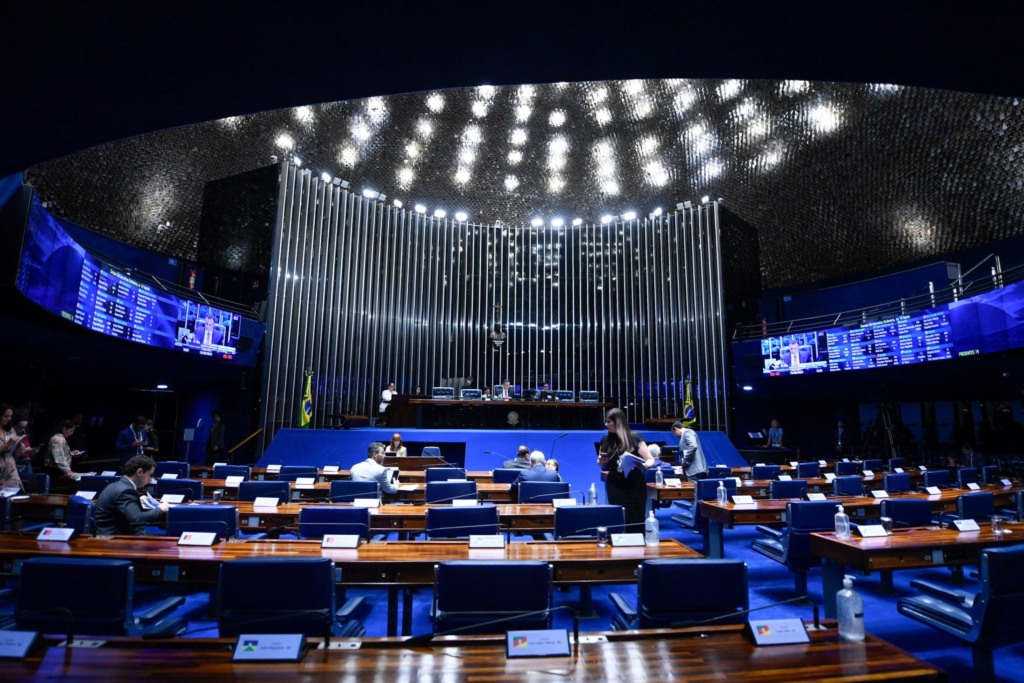 Senadores autorizam ampliação do prazo para estados aderirem ao Propag e negociarem dívidas com federalização de estatais. Na imagem: Rodrigo Pacheco preside sessão, no Plenário do Senado, para discutir renegociação do pagamento de R$ 765 bilhões em dívidas dos estados, em 15/8/2024 (Foto: Edilson Rodrigues/Agência Senado)