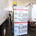 ANP institui grupo de trabalho (GT) para elaborar proposta de cronograma da descontinuidade do diesel S500 e S1800. Na imagem: Posto do DF ajusta preços do diesel S10 e S500, em 4/6/2018 (Foto: Marcelo Camargo/Agência Brasil)