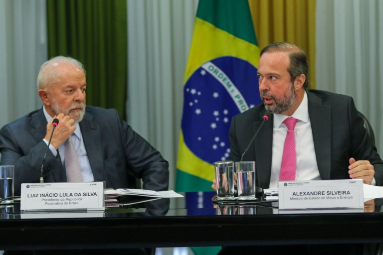 Presidente Lula e o ministro de Minas e Energia, Alexandre Silveira durante reunião no MME (Foto: Fabio Rodrigues-Pozzebom/Agência Brasil)