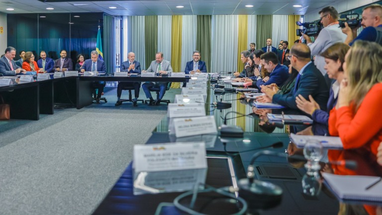 CNPE se reúne com a presença do presidente Lula (PT) para aprovar políticas para gás natural, transição energética e combustíveis. Na imagem: Presidente Lula e Alexandre Silveira durante reunião extraordinária do Conselho Nacional de Política Energética (CNPE), em 26/8/2024, em Brasília/DF (Foto Ricardo Stuckert/PR)