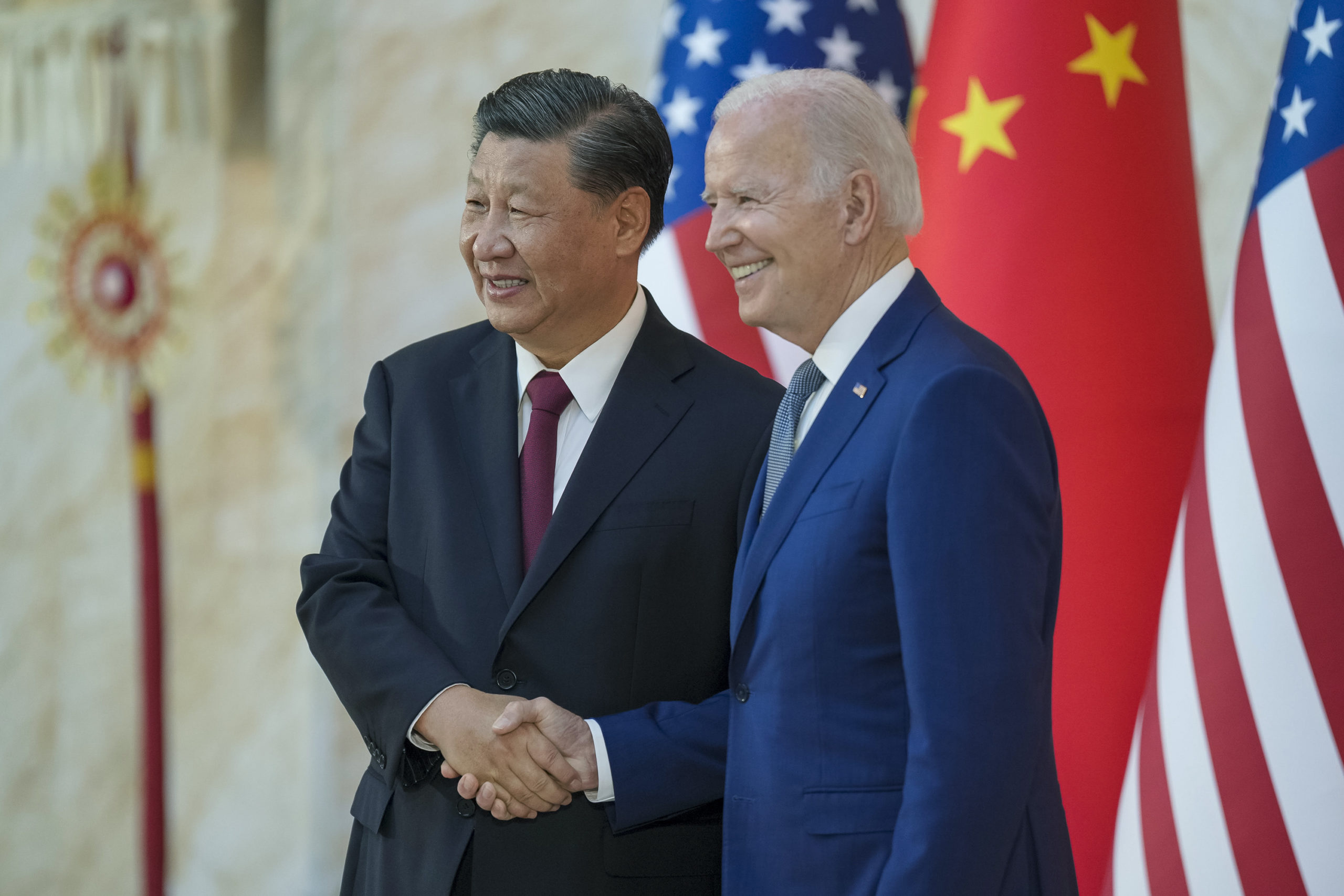 China recorre à Organização Mundial do Comércio (OMC) contra subsídios americanos para veículos elétricos. Na imagem: Presidente dos Estados Unidos, Joe Biden, e presidente da China, Xi Jinping, durante encontro em São Francisco (Foto: Governo dos EUA)