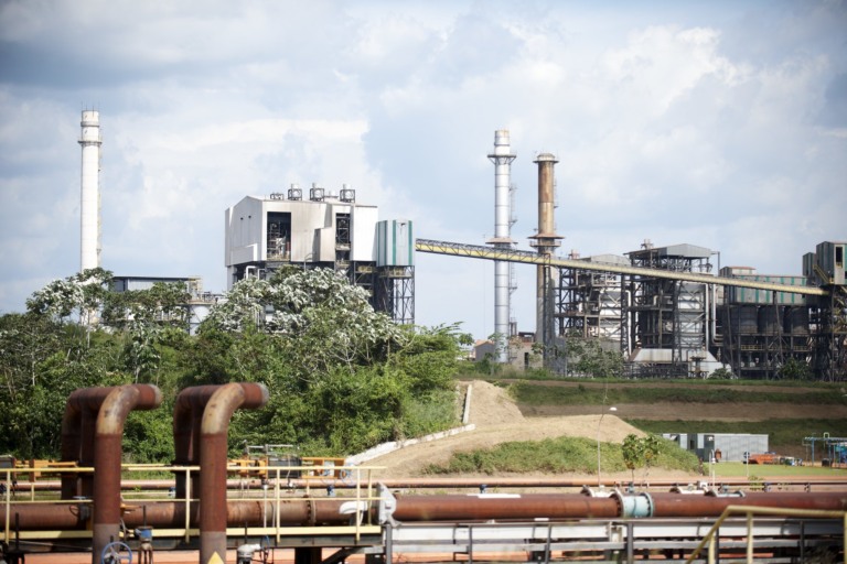 Importação gás natural argentino depende exclusivamente do consumidor brasileiro, diz vice-presidente da Rystad Energy Brasil. Na imagem: Rede de dutos e chaminés nas instalações da refinaria de alumina Alunorte, da Hydro no Pará (Foto: Halvor Molland/Hydro)