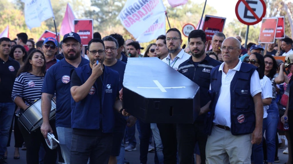 Desmonte das agências reguladoras e mobilização por greve e seus impactos na energia elétrica e na exploração e produção de petróleo e gás. Na imagem: Manifestação de servidores das 11 agências reguladoras, em Brasília, por reajuste salarial e reestruturação da carreira (Foto: Divulgação Sinagências)