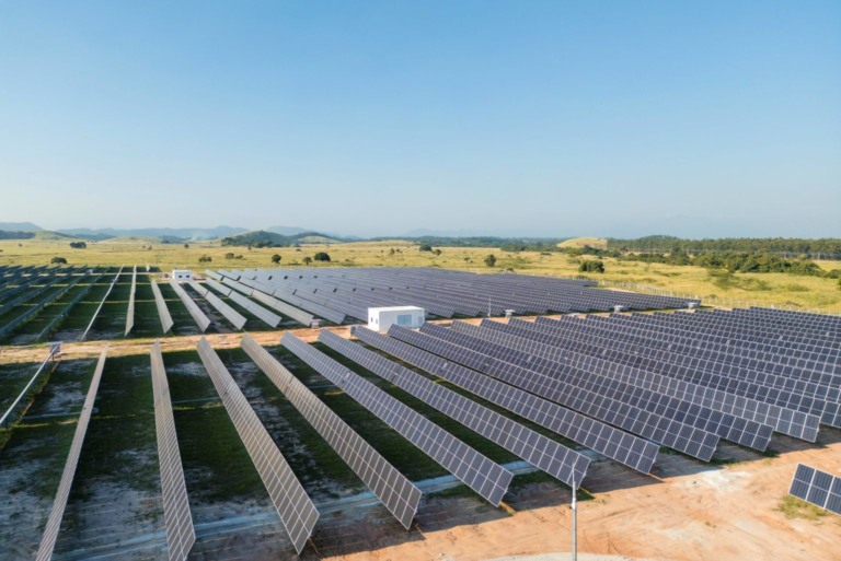 ABGD sai em defesa da energia por assinatura, mas admite que modelos com irregularidades prejudicam mercado. Na imagem: Usina solar fotovoltaica da Rio+Saneamento em Seropédica, no Rio (Foto: Divulgação)