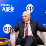 Se operasse como gasoduto de distribuição, Subida da Serra poderia "ferir de morte" a Lei do Gás, afirma Saboia. Na imagem: Rodolfo Saboia, diretor-geral da ANP, concede entrevista ao estúdio Abpip durante a Sergipe Oil & Gas, em Aracaju, em 25/7/2024 (Foto: Alisson Torres/epbr)