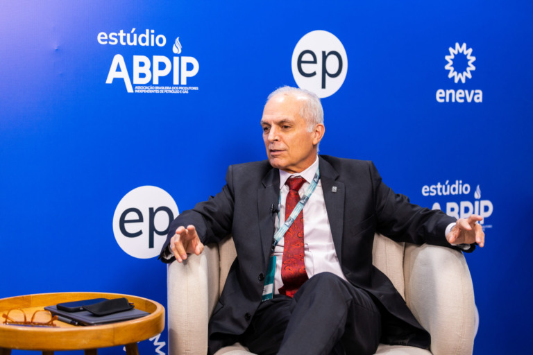 Se operasse como gasoduto de distribuição, Subida da Serra poderia "ferir de morte" a Lei do Gás, afirma Saboia. Na imagem: Rodolfo Saboia, diretor-geral da ANP, concede entrevista ao estúdio Abpip durante a Sergipe Oil & Gas, em Aracaju, em 25/7/2024 (Foto: Alisson Torres/epbr)