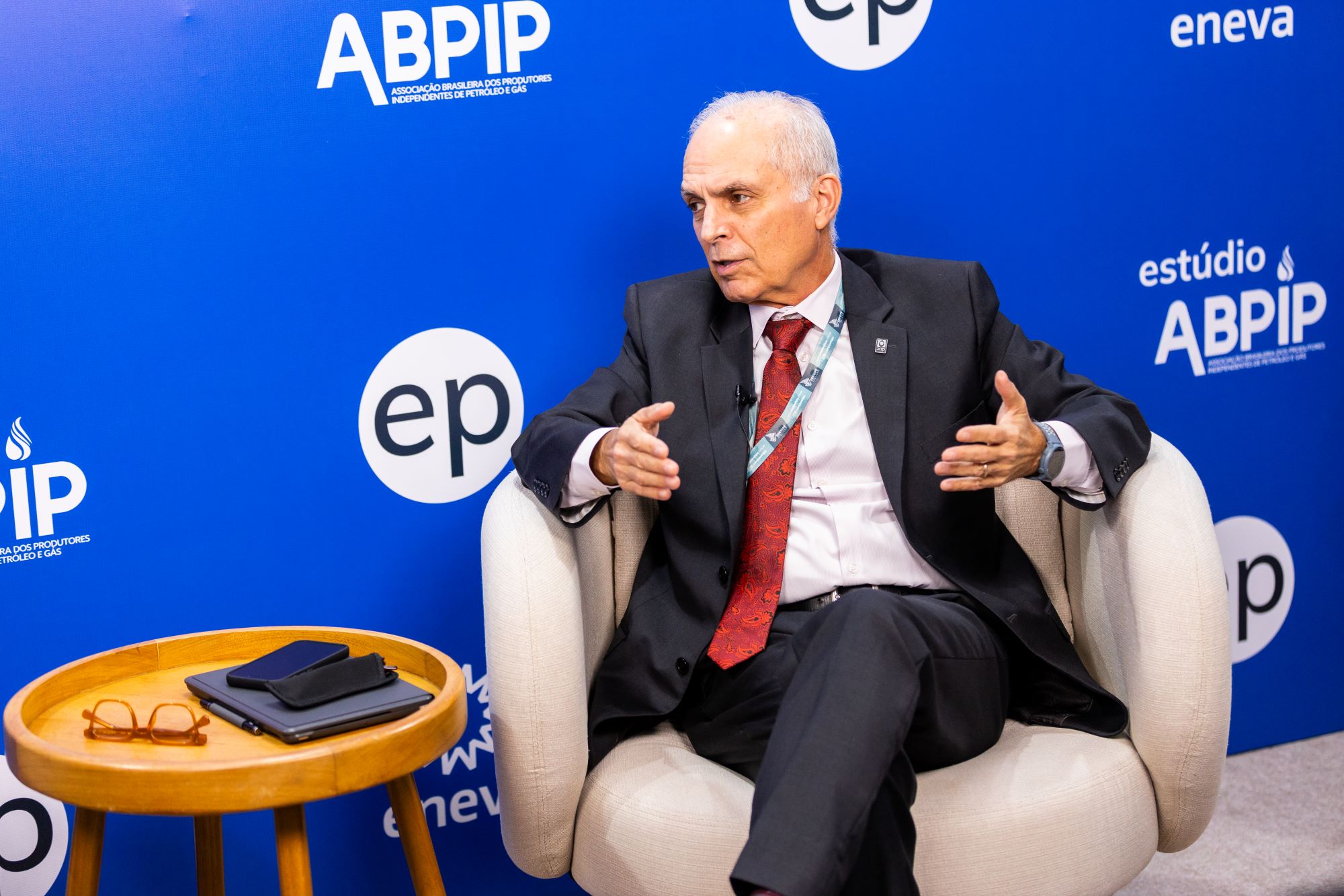 ANP vai abrir consulta pública para agenda regulatória ainda em 2024, afirma Rodolfo Saboia, diretor-geral da ANP, em entrevista ao estúdio Abpip durante a Sergipe Oil & Gas, em Aracaju, em 25/7/2024 (Foto: Alisson Torres/epbr)