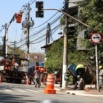 Aneel reiniciará debate sobre o compartilhamento de postes com empresas de telecomunicações. Na imagem: Técnicos da Enel fazem manutenção em poste de energia elétrica no bairro de Pinheiros (SP), em 3/9/2021 (Foto: Rovena Rosa/Agência Brasil)