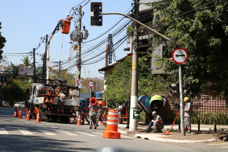 Aneel reiniciará debate sobre o compartilhamento de postes com empresas de telecomunicações. Na imagem: Técnicos da Enel fazem manutenção em poste de energia elétrica no bairro de Pinheiros (SP), em 3/9/2021 (Foto: Rovena Rosa/Agência Brasil)