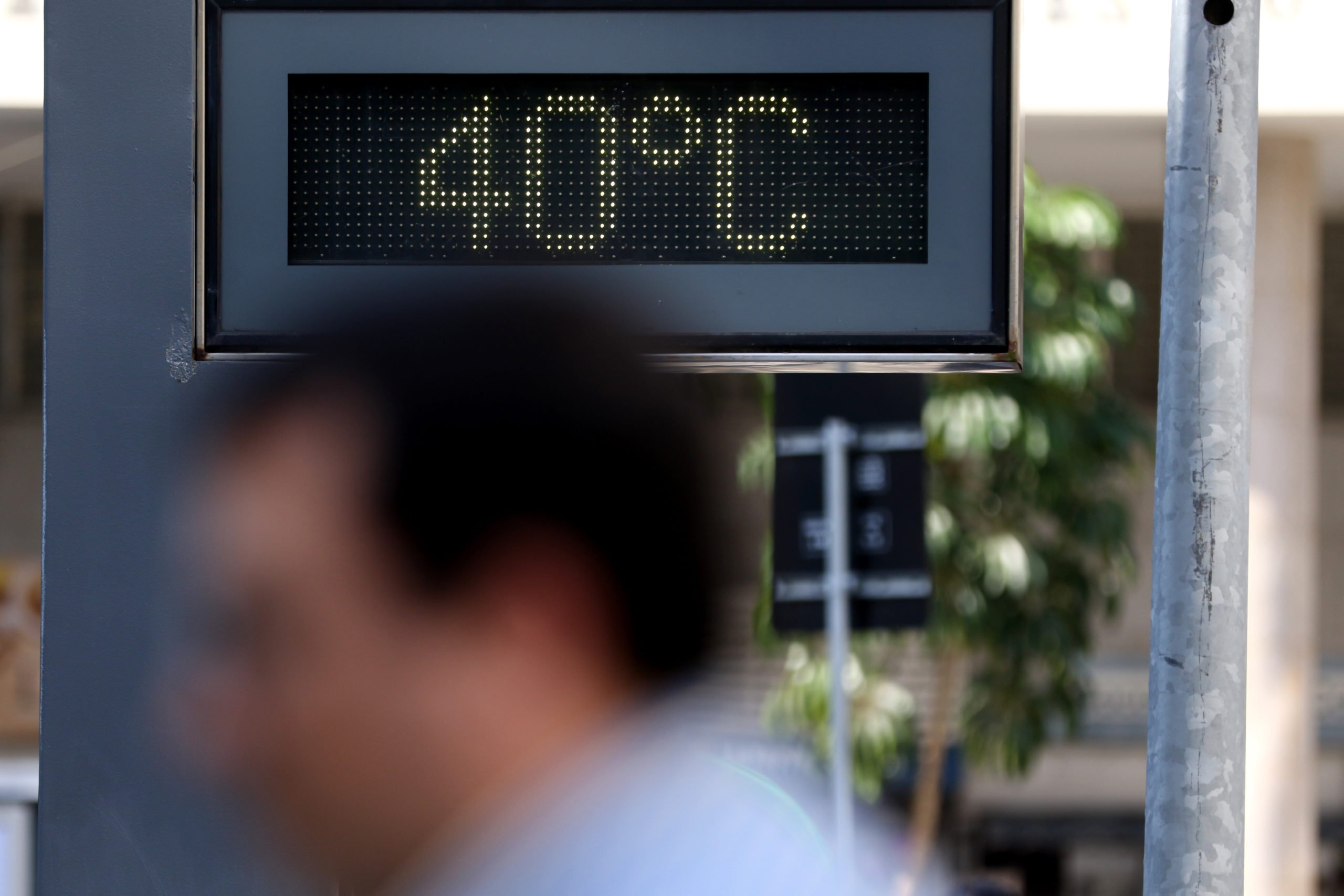 Consumo de energia elétrica aumenta em 6% com onda de calor que atravessa o Brasil. Na imagem: Termômetro, no centro do Rio de Janeiro, chega a marcar 40°C em meio a forte onda de calor, em 24/8/23 (Foto: Tânia Rêgo/Agência Brasil)