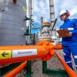 Na imagem: Trabalhador inspeciona instalações da GNR Fortaleza, usina de biometano a partir do aterro de Caucaia (CE), parceria entre Ecometano (MDC) e Marquise Ambiental (Foto: Barbosa Neto/Divulgação)
