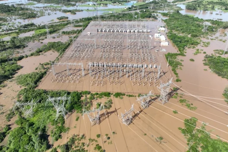 Por risco climático, Minas e Energia pede exclusão de lote de leilão de transmissão por preocupação com adequação para eventos climáticos extremos. Na imagem: Transbordamento histórico do Rio Caí, em 20/11/2023, alagou pátio da subestação de energia Nova Santa Rita, da Eletrobras CGT Eletrosul, na região metropolitana de Porto Alegre, RS (Foto: Eletrosul)