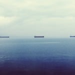 Três navios tanque petroleiros navegam em mar azul na cidade de Tessalônica, Grécia (Foto: John Maravelakis/Unsplash)