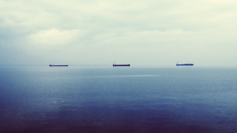 Três navios tanque petroleiros navegam em mar azul na cidade de Tessalônica, Grécia (Foto: John Maravelakis/Unsplash)