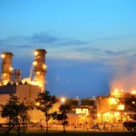 Usina Termelétrica Mário Covas (480 MW), em Cuiabá (MT), que substituiu 4 térmicas vencedoras do leilão emergencial; fotografada ao anoitecer com as luzes das instalações acesas (Foto Divulgação Âmbar Energia)