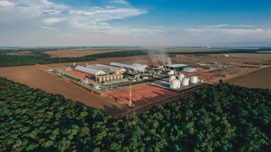 G20: políticas de carbono vão transformar perfil do mercado de biocombustíveis até 2030. Na imagem: Vista aérea das instalações e tanques de armazenamento na usina de etanol de milho da FS, em Sorriso, no Mato Grosso (Foto: Divulgação FS Bioenergia)