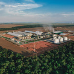 G20: políticas de carbono vão transformar perfil do mercado de biocombustíveis até 2030. Na imagem: Vista aérea das instalações e tanques de armazenamento na usina de etanol de milho da FS, em Sorriso, no Mato Grosso (Foto: Divulgação FS Bioenergia)