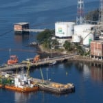 Preço Brent para o barril de petróleo recua depois de precificar escalada do conflito entre Israel e Hamas no Oriente Médio. Na imagem: Vista aérea do terminal de Ilha D'Água, da Transpetro, na cidade do Rio (Foto: Diego Baravelli/Wiki Commons)