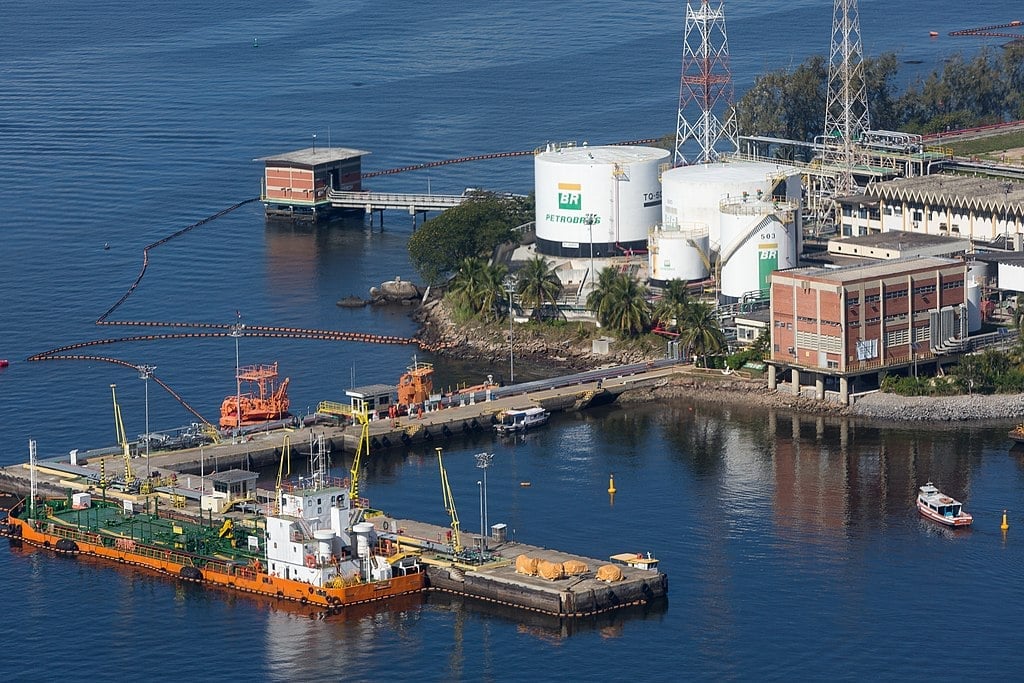 Preço Brent para o barril de petróleo recua depois de precificar escalada do conflito entre Israel e Hamas no Oriente Médio. Na imagem: Vista aérea do terminal de Ilha D'Água, da Transpetro, na cidade do Rio (Foto: Diego Baravelli/Wiki Commons)