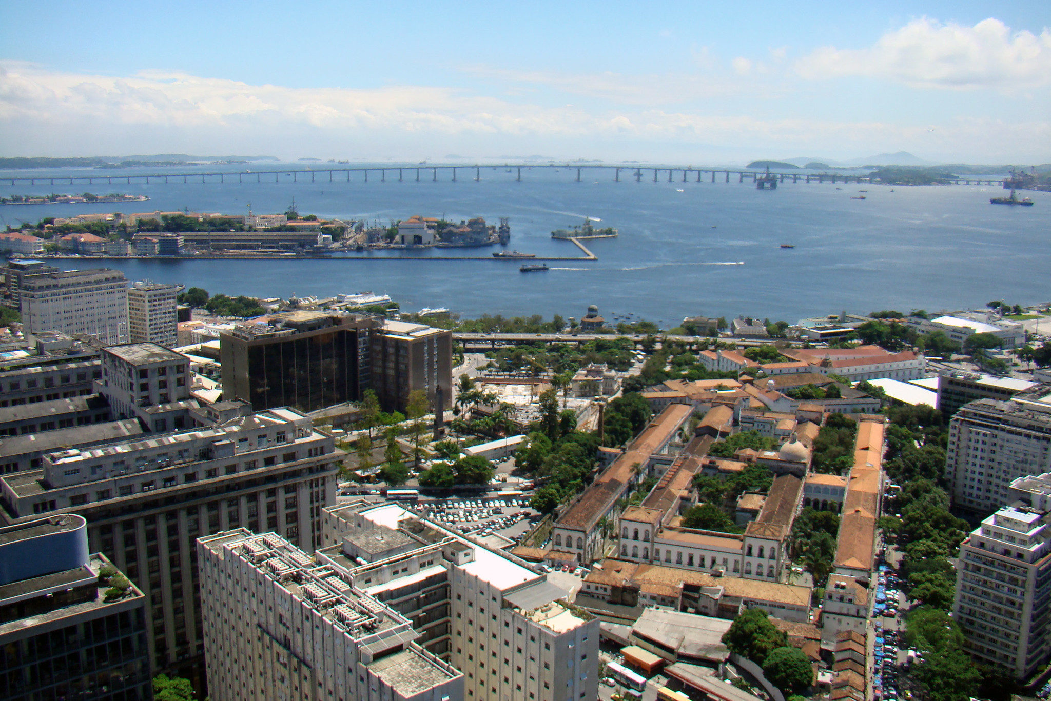 Incentivo para térmicas a gás natural, com diferimento e isenção de ICMS, torna o Rio mais atrativo para leilões de energia. Na imagem: Vista de área portuária no Centro do Rio de Janeiro (Foto: Rodrigo Soldon/Flickr)