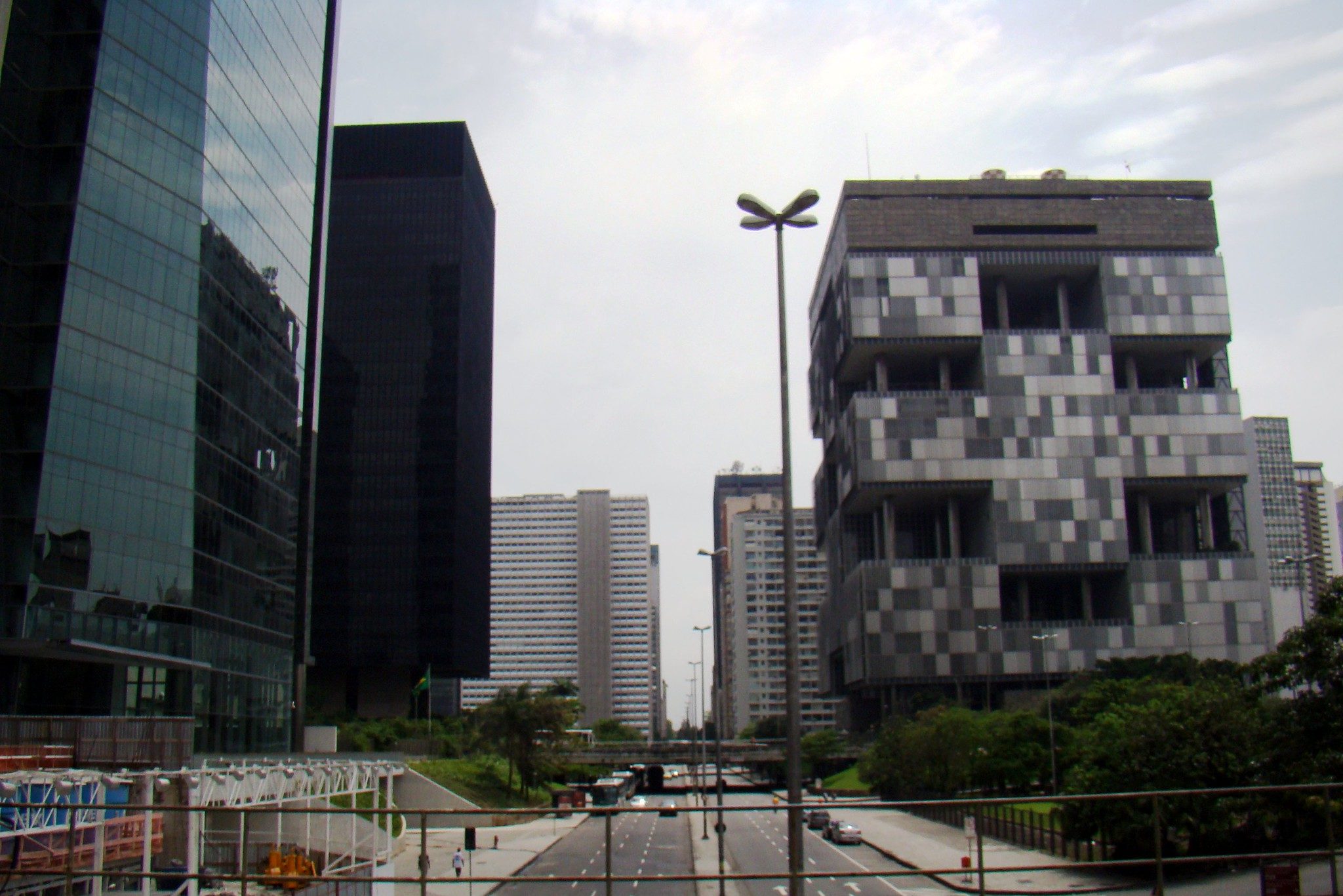 Superintendência-Geral do Cade suspende três inquéritos contra a Petrobras sobre refino, gás natural e acesso ao óleo. Na imagem: Edifício-sede da Petrobras (Edise), na avenida Chile, no Rio de Janeiro (Foto: Rodrigo Soldon/Flickr)