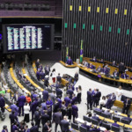 Vista lateral e de cima do Plenário da Câmara, durante sessão que aprovou a regulamentação da reforma tributária (PLP 68/2024), em 10/7/2024 (Foto Mário Agra/Câmara dos Deputados)