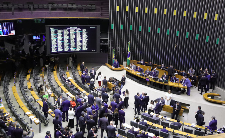 Vista lateral e de cima do Plenário da Câmara, durante sessão que aprovou a regulamentação da reforma tributária (PLP 68/2024), em 10/7/2024 (Foto Mário Agra/Câmara dos Deputados)