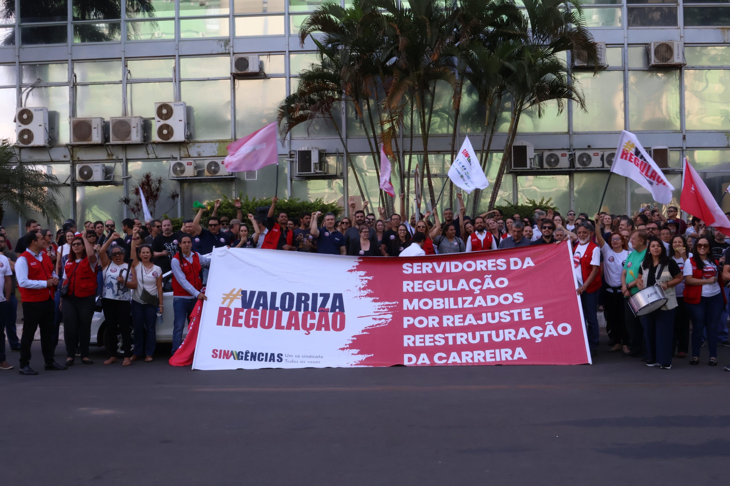 Valoriza Regulação protesta em frente ao Ministério da Gestão e da Inovação (Foto: Douglas Neris/Sinagências)