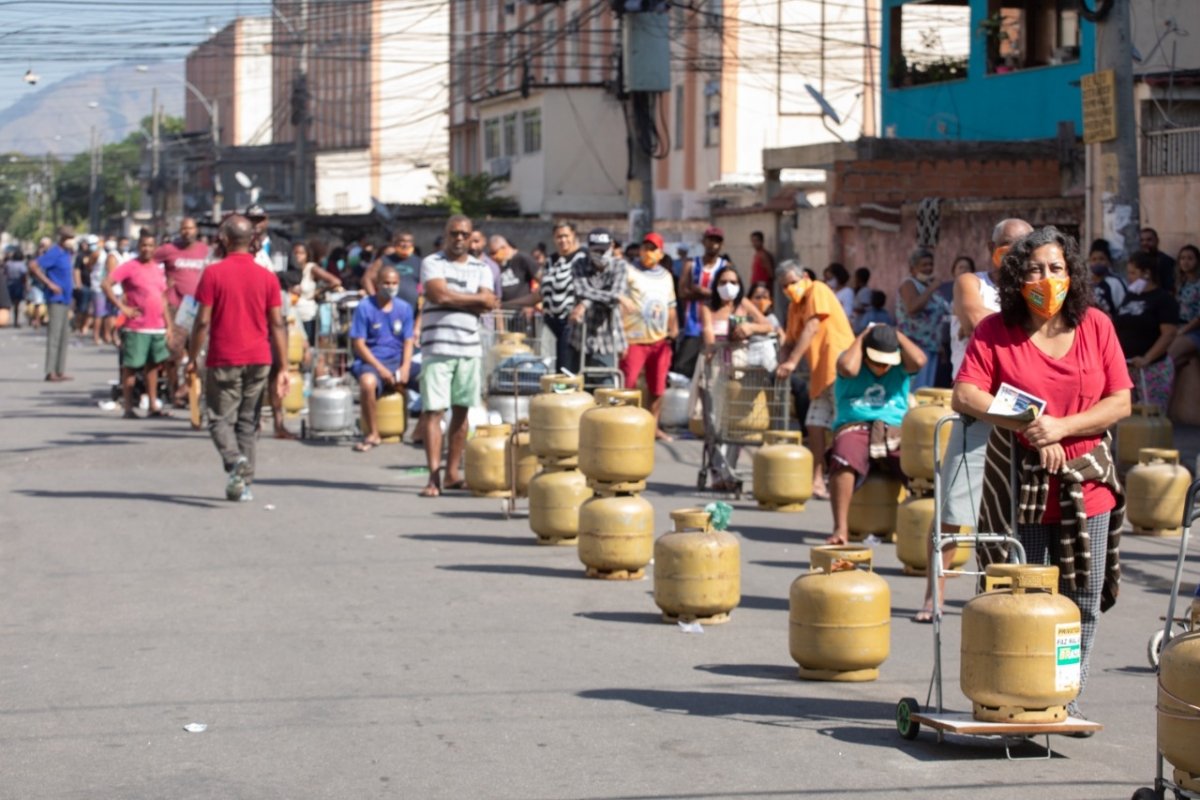 Campanha “Combustíveis a Preço Justo” da Federação Única dos Petroleiros (FUP) fornece recargas de GLP por menor custo em subúrbio do Rio (Foto Daniela Dacorso/FUP)