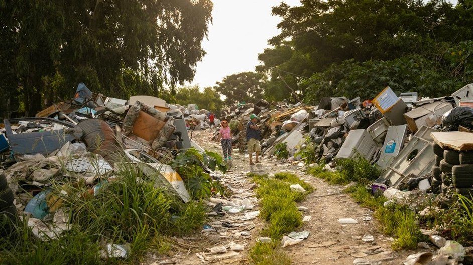 Oito mudanças globais críticas aceleram uma tripla crise planetária de mudanças climáticas, aponta relatório da Pnuma e ISC, da ONU. Na imagem: Resíduos eletrônicos e elétricos, cujos fluxos são os que mais crescem no mundo (Foto: World Health Organization)