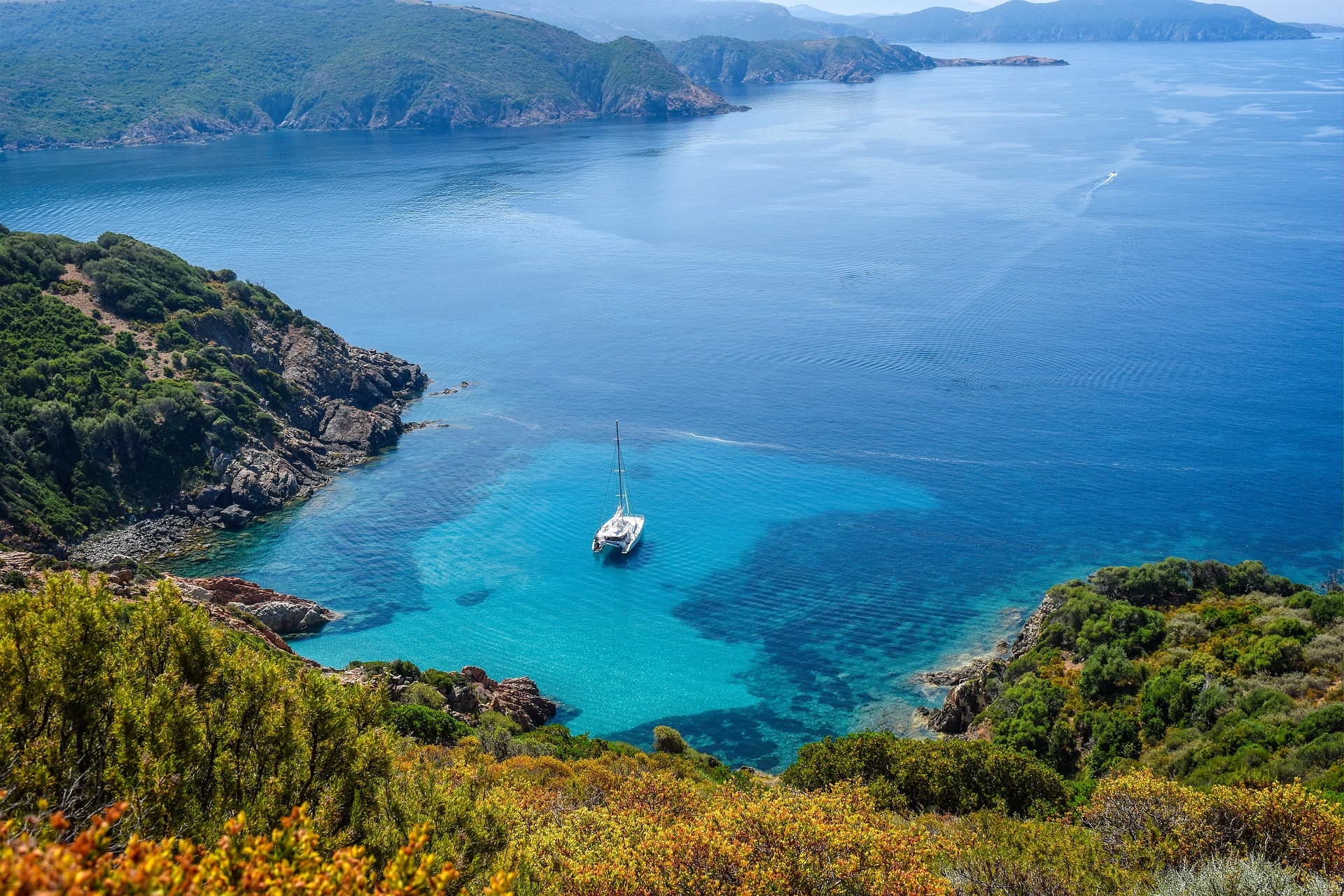 Países debatem regras para mineração no fundo do mar e Brasil disputa comando da Autoridade Internacional dos Fundos Marinhos (ISA). Na imagem: Vista aérea de embarcação em mar azul (Foto: Peter H/Pixabay)