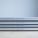 Conheça quatro impactos negativos da economia digital sobre o clima do planeta e o meio ambiente. Na imagem: Laptops na cor prata empilhados. Produzir um computador de 2 kg requer aproximadamente 800 kg de matérias-primas (Foto: Bjørnar Kibsgaard/Pixabay)