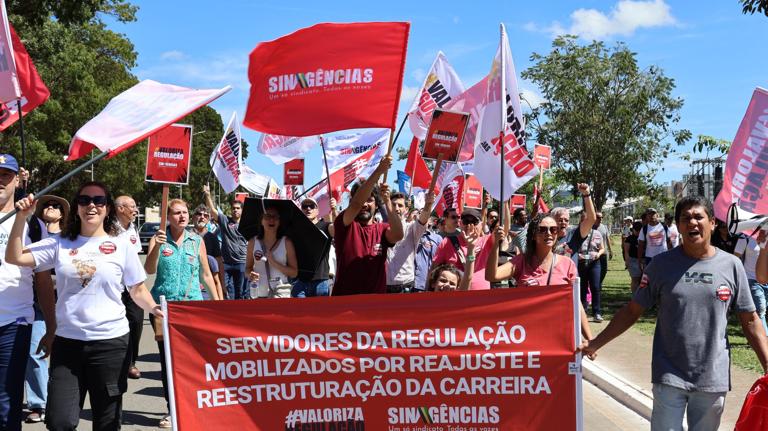 Servidores de agências reguladoras federais aceitam proposta do governo após cinco meses de negociação. Na imagem: Servidores das 11 agências reguladoras durante manifestação, em Brasília (DF), em 8-5-2024, por reajuste salarial e reestruturação da carreira (Foto: Divulgação Sinagências)