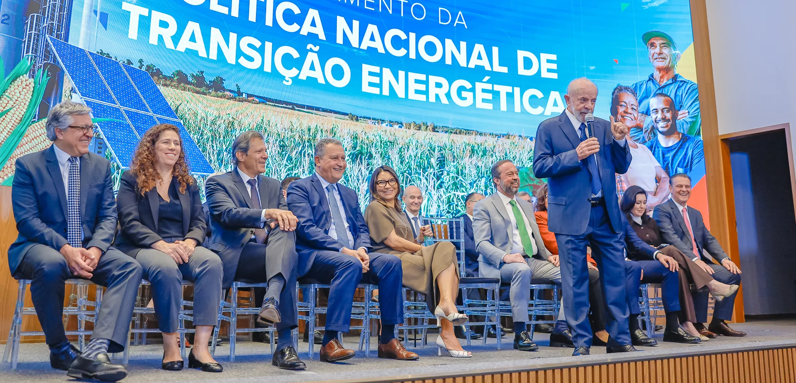 Governo vai criar programa para substituir uso de lenha e carvão na cozinha de população mais pobre