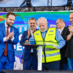 Dário Durigan, governador Eumano de Freitas, Lula e Alexandre Silveira durante sanção de marco do hidrogênio, no Porto do Pecém no Ceará, em 2/8/2024 (Foto Ricardo Stuckert/PR)