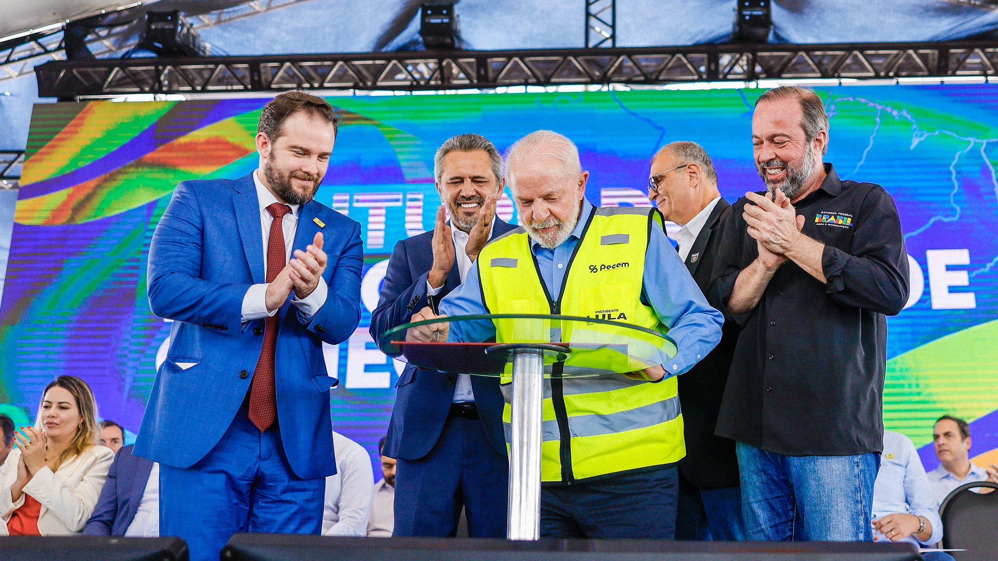 Dário Durigan, governador Eumano de Freitas, Lula e Alexandre Silveira durante sanção de marco do hidrogênio, no Porto do Pecém no Ceará, em 2/8/2024 (Foto Ricardo Stuckert/PR)