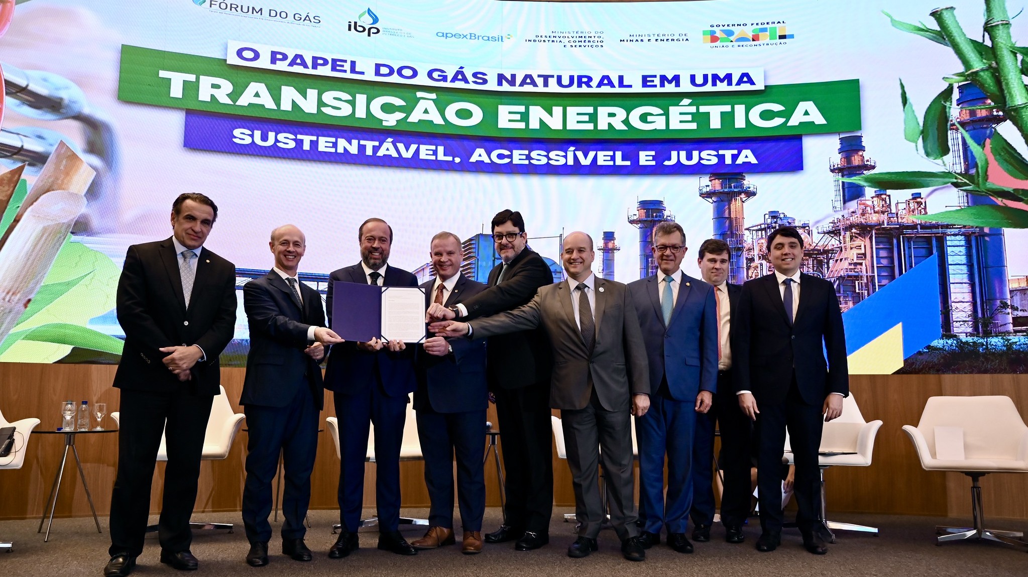 Ministro Alexandre Silveira Recebe "Carta de Brasília" durante Evento "O Papel do Gás Natural em uma Transição Energética Sustentável, Acessível e Justa" promovido pela FGV (Foto Ricardo Botelho/MME)